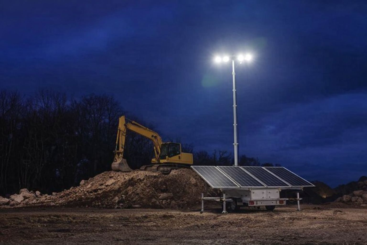 Mobil belysningsmast med solceller vid en byggarbetsplats på natten.